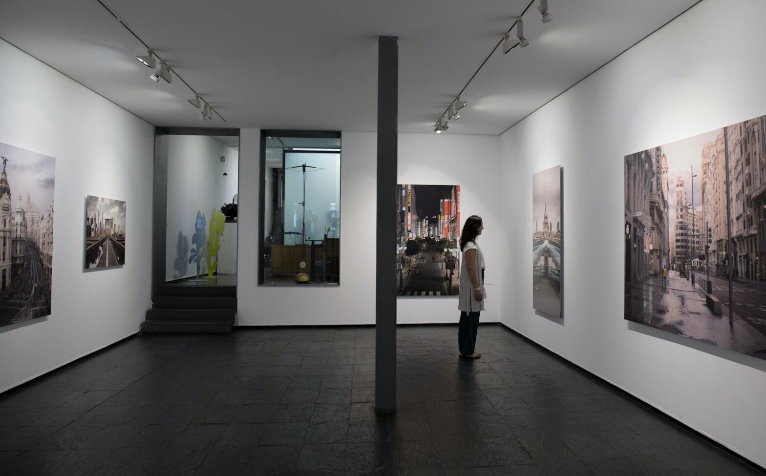 Comprehensive Guide: How to Hang Art Gallery Style